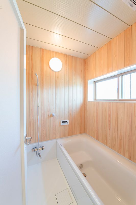 ハーフユニットバスの浴室は檜の香りに癒やされる。