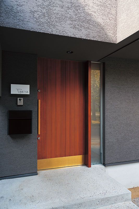 アーティスティックな玄関の表札は朔太郎君の手描き文字、ドアは真鍮のキックプレート。