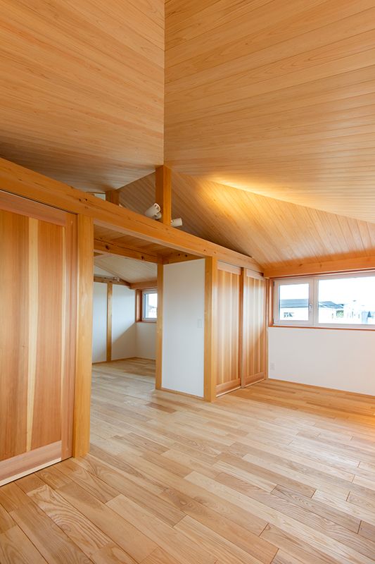 ２階の床はタモ、天井は地元産の檜で仕上げている。
