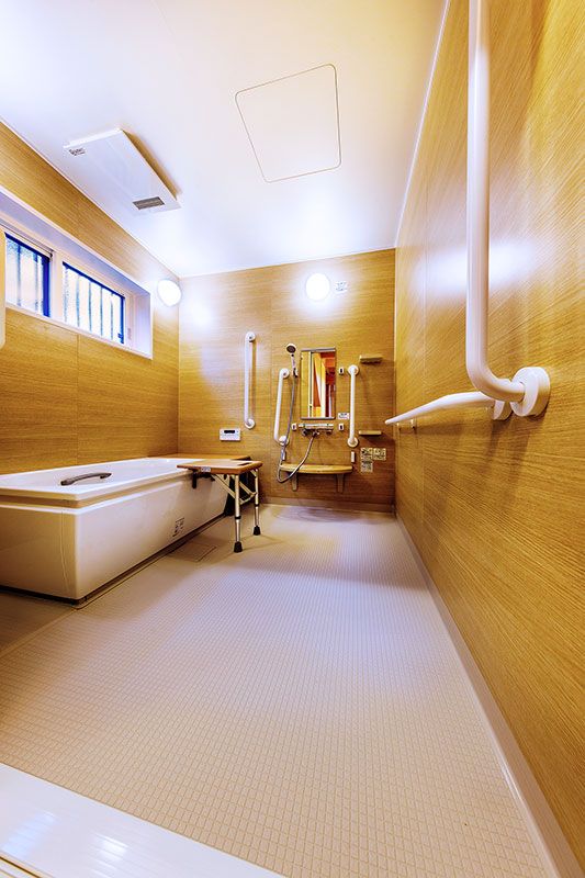 浴室は車椅子でそのまま入浴できるように、あえてオープンに。健常者はカーテンで仕切る形だ。