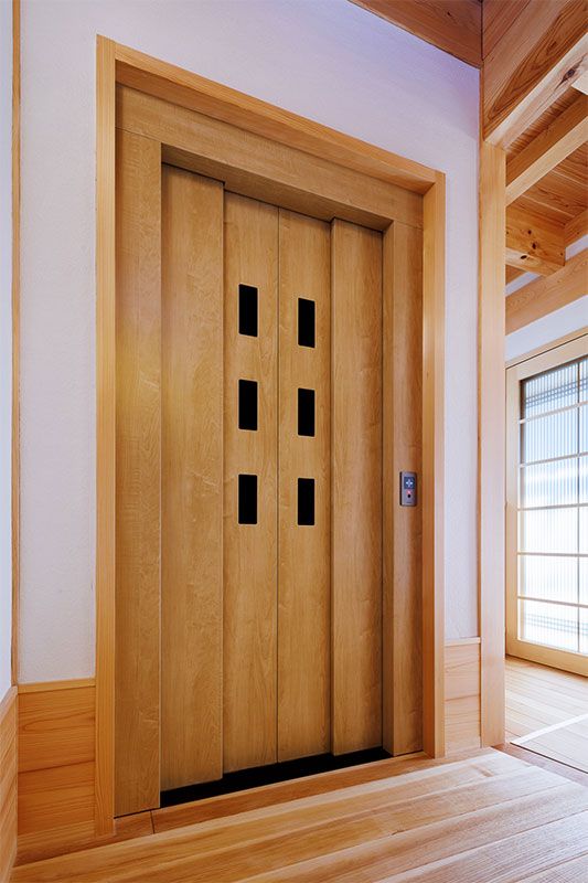 １階と２階をつなぐエレベーター。木色の扉が周囲の雰囲気になじむ。