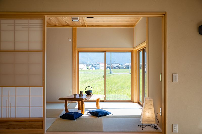 小上がりの和室は客間としても使える落ち着いた空間だ。大きな窓から借景が楽しめる。