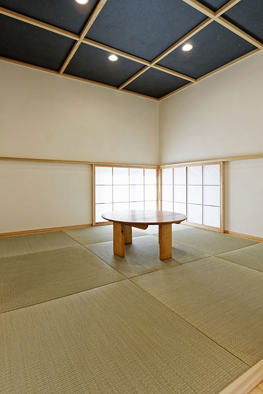 ダイニングにつづく畳敷きの座敷は、コンパクトながら洗練された空間。