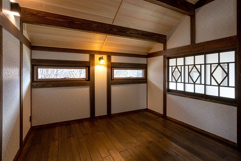 小屋裏の雰囲気が漂う勾配天井の個室。レトロなガラス窓を開けるとリビングを見下ろすことができる。