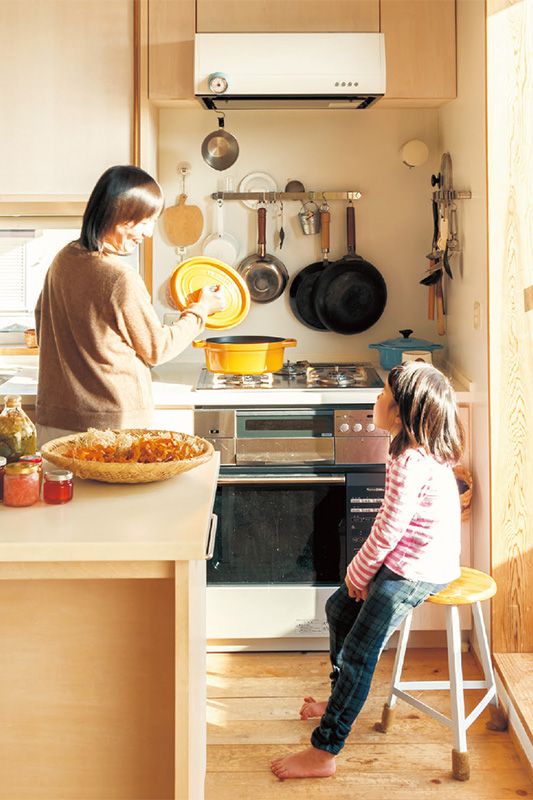 食事の準備をするひとときも、親子語らいの時間。