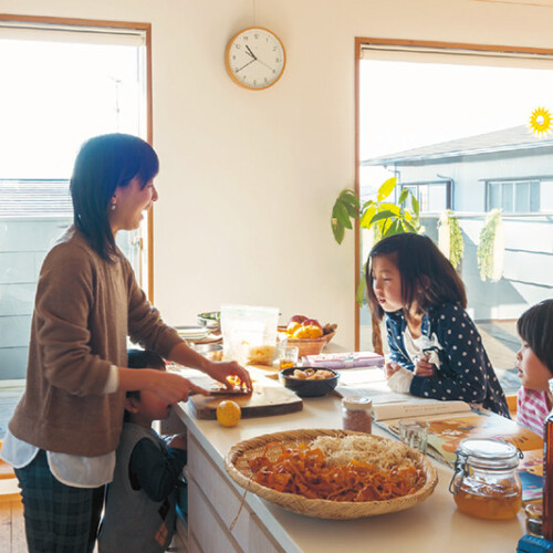 キッチンまわりが家族の居場所