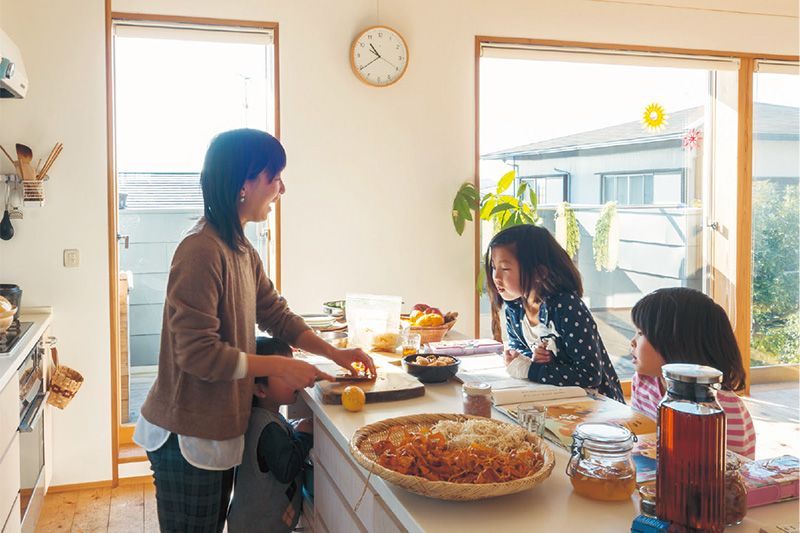 キッチンまわりが家族の居場所