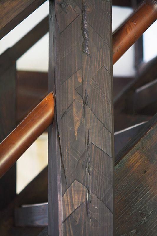 重厚な階段も古材の存在感があってこそ。手すりを支える柱には、かつて人が残した手仕事の跡が。