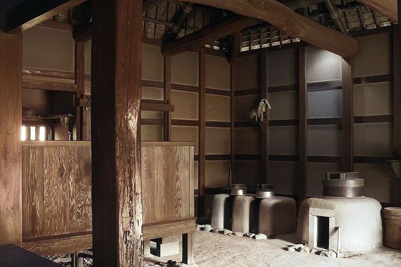 迫力ある古材が組み上げられた古民家の土間(写真・相原 功 江戸時代中期の農家・綱島家)