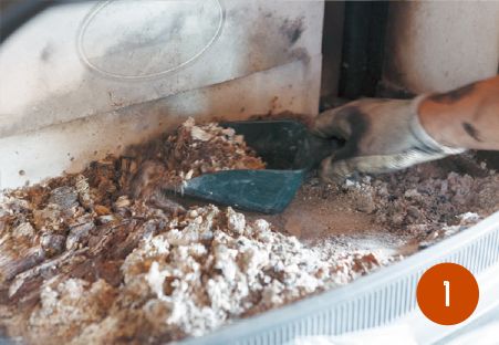 炉内に残った灰をスコップなどで取り除く。
