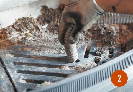 細かい灰は業務用掃除機で吸い取る。