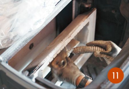 リフラクトリーエンジンについている煤を業務用掃除機で吸い取る。