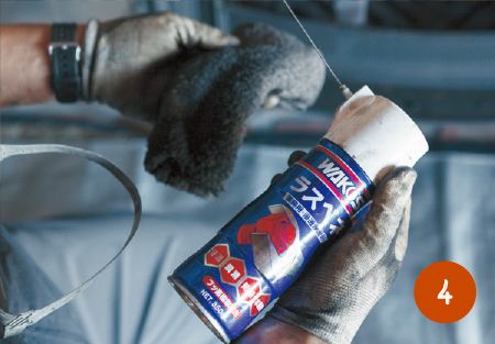潤滑剤を雑巾にしみ込ませる。