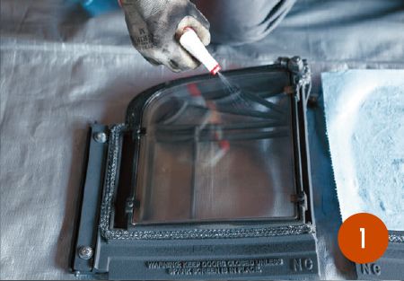 フロントドアを取り外し、裏のガラス部分にアルカリ電解水を吹き付ける。