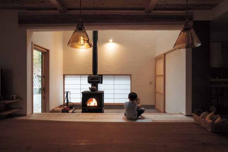 新潟県村上市　注文住宅　建築家　太鼓梁と薪ストーブを見ながら暮らす