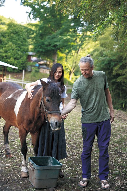 隣家の愛馬のボーとなかよしの夫妻。