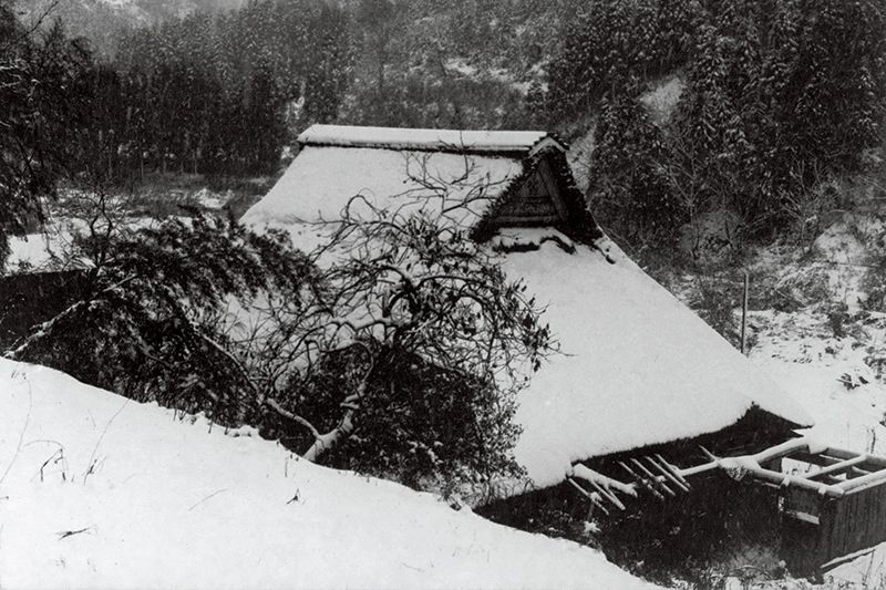 1975年冬、雪中の福井県杉山宿の民家。