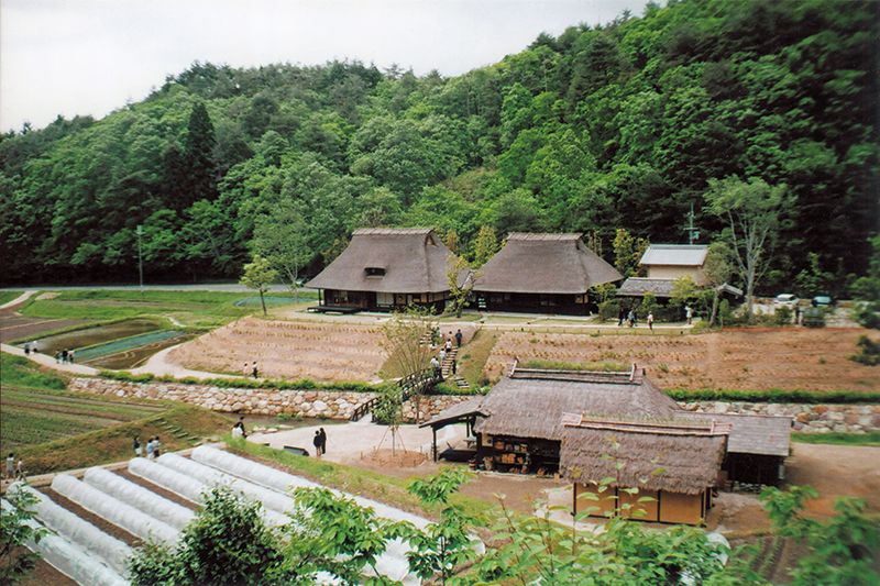 滋賀県甲賀市信楽町の「秀明自然農法しがらきの里」に再生された茅葺き屋根の風景。