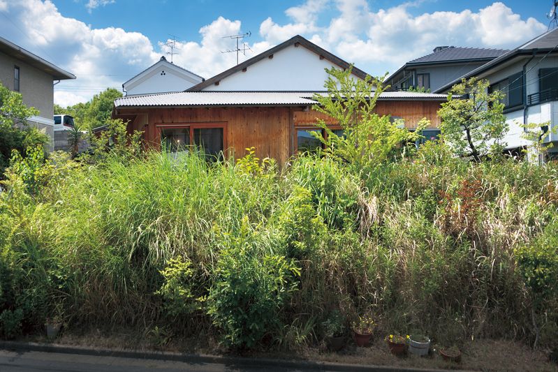 奈良県奈良市　注文住宅　建築家　逞しくやさしく家を包む、雑草の庭