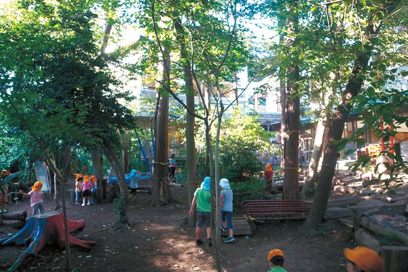 森に囲まれた十六山保育園。