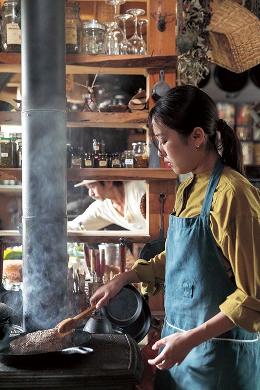 薪ストーブトップでフライパンを熱し、ローストビーフに焼き目をつける。