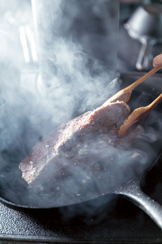 ストーブトップで予熱したフライパンで、牛肉表面に焼き色をつける。