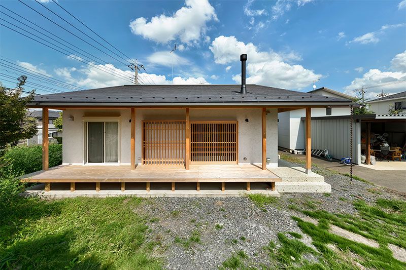 深い軒とウッドデッキが印象的な平屋の外観。