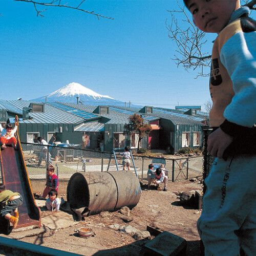 富士山を望む野中保育園。広い庭に園舎、 陶芸の小屋、プール、各種の果樹―。