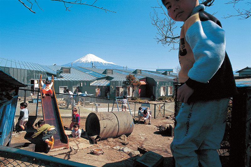 富士山を望む野中保育園。広い庭に園舎、 陶芸の小屋、プール、各種の果樹―。