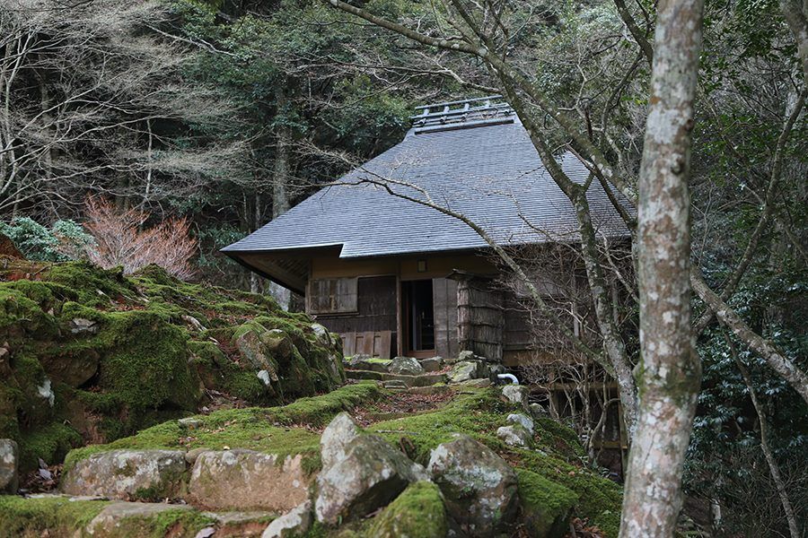 敷地内に祀られた大きな松の切り株の傍ら建てられた「吟松亭」という名の茶室。