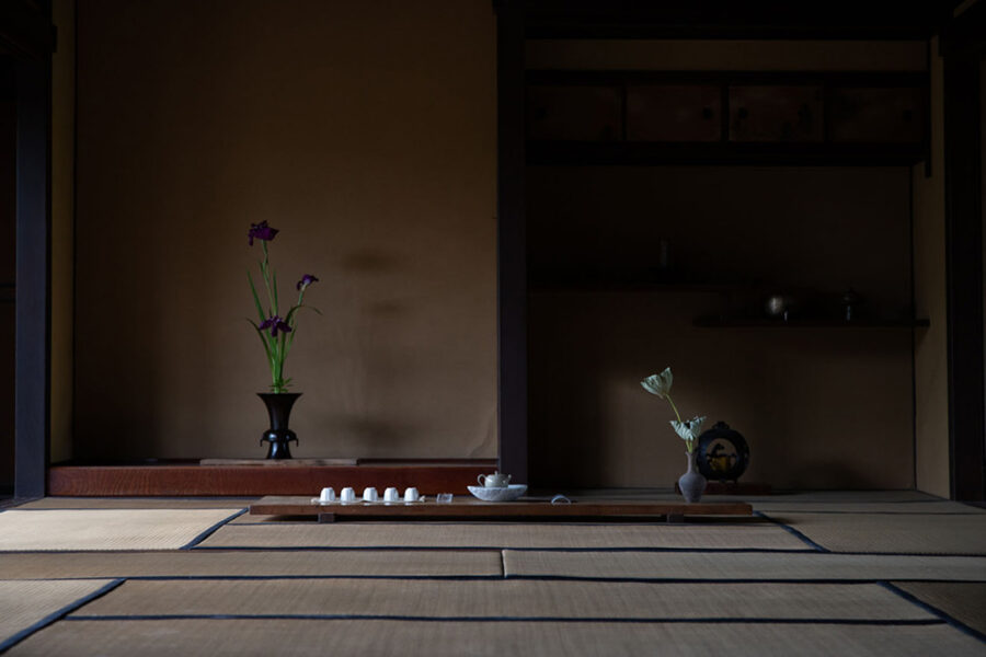 お花とお茶の所作には美しい踊りがあり、花そのものの中に理想の踊りがある。 空間、道具、人への気遣いと調和がすべて身体表現の師。